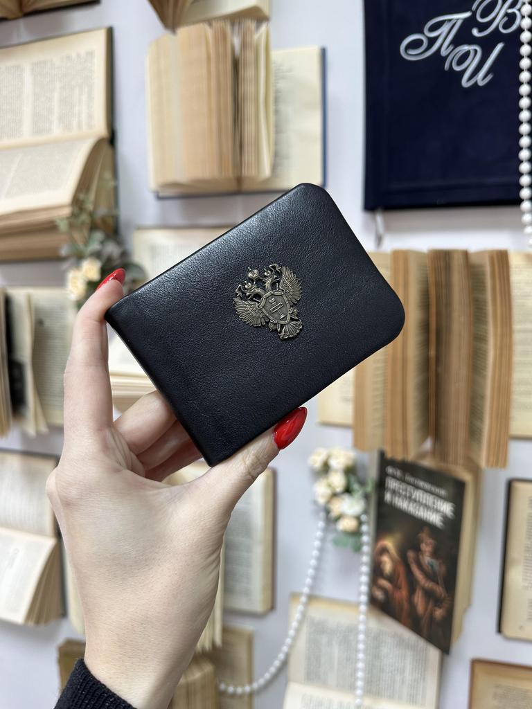 Обложка на удостоверение из черной натуральной кожи с гербом Прокуратуры на магнитах. Строгий дизайн, не гнётся, для официальных документов.