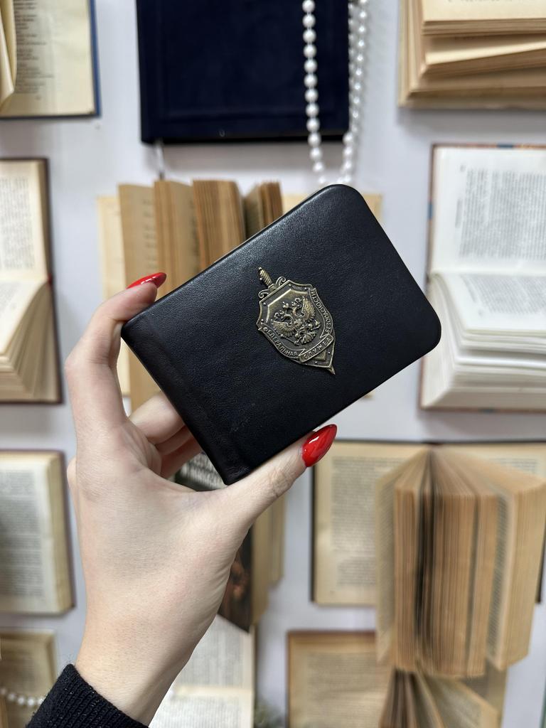 Обложка на удостоверение из черной натуральной кожи с гербом ФСБ на магнитах. Строгий дизайн, не гнётся, для официальных документов.