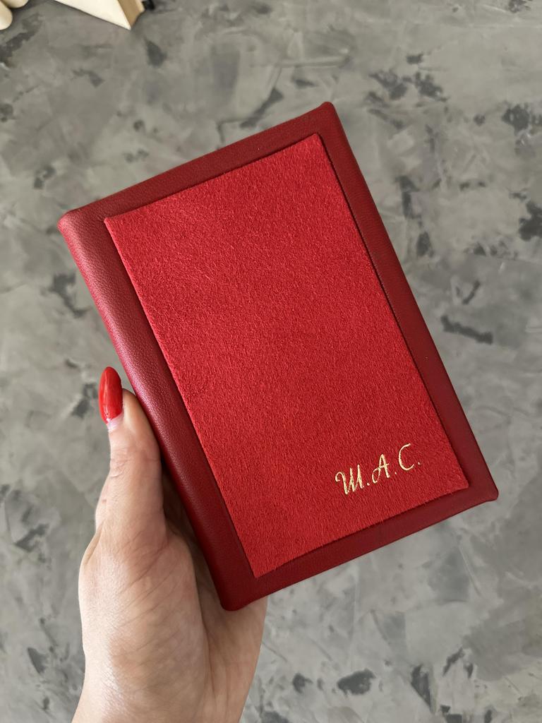Обложка на паспорт с тиснением инициал из красной кожи с алькантарой
