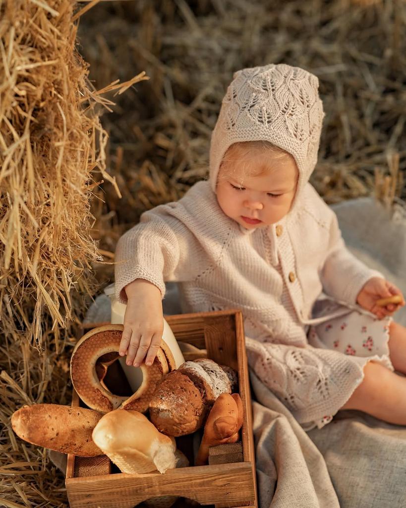 Описание по вязанию ажурного чепчика для малыша "CHLOE"