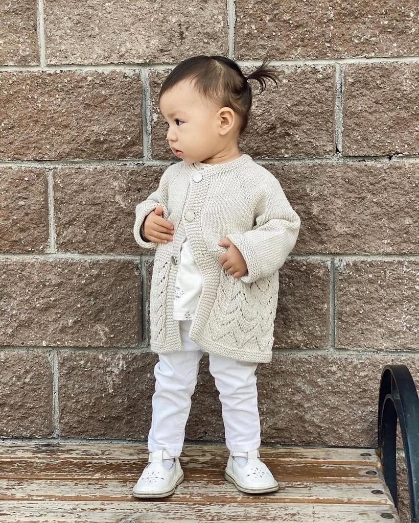 Описание по вязанию ажурного детского кардигана "CHLOE"