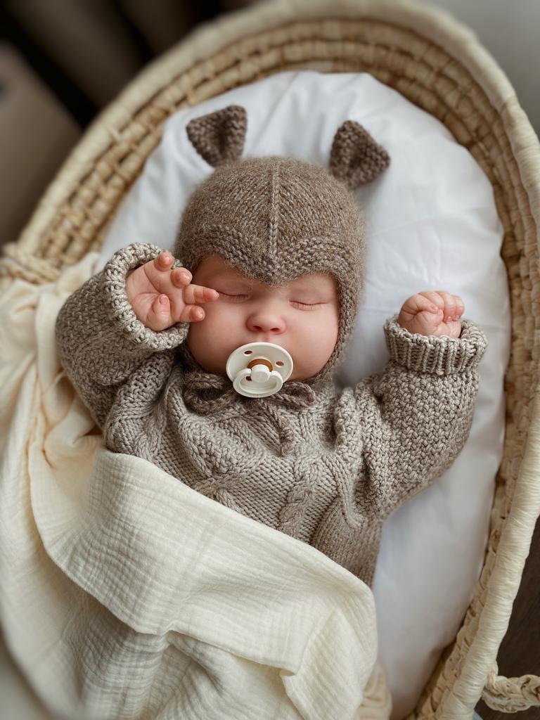 Описание по вязанию детского чепчика "MICKEY"