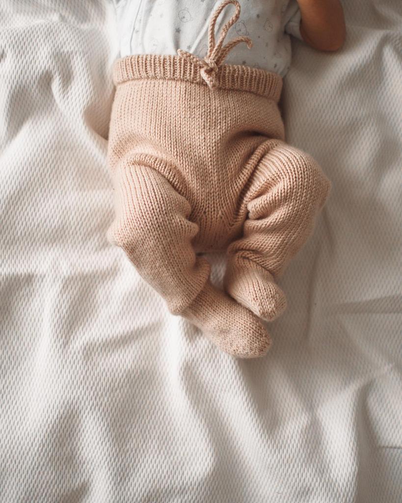 Описание по вязанию детских штанишек "BABY"