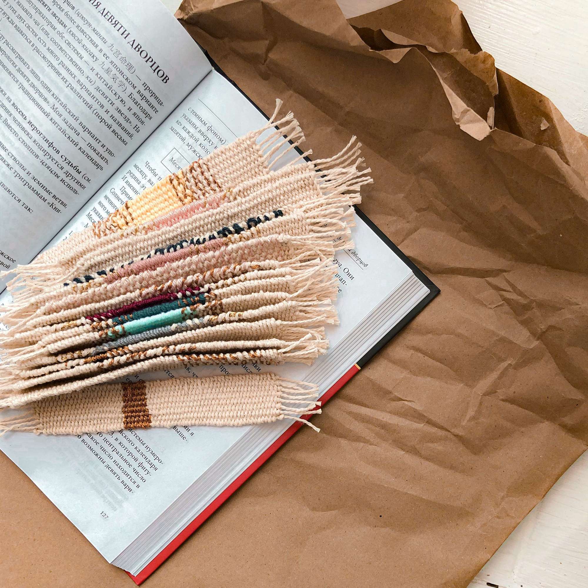 Собрать свой набор тканых закладок для книг
