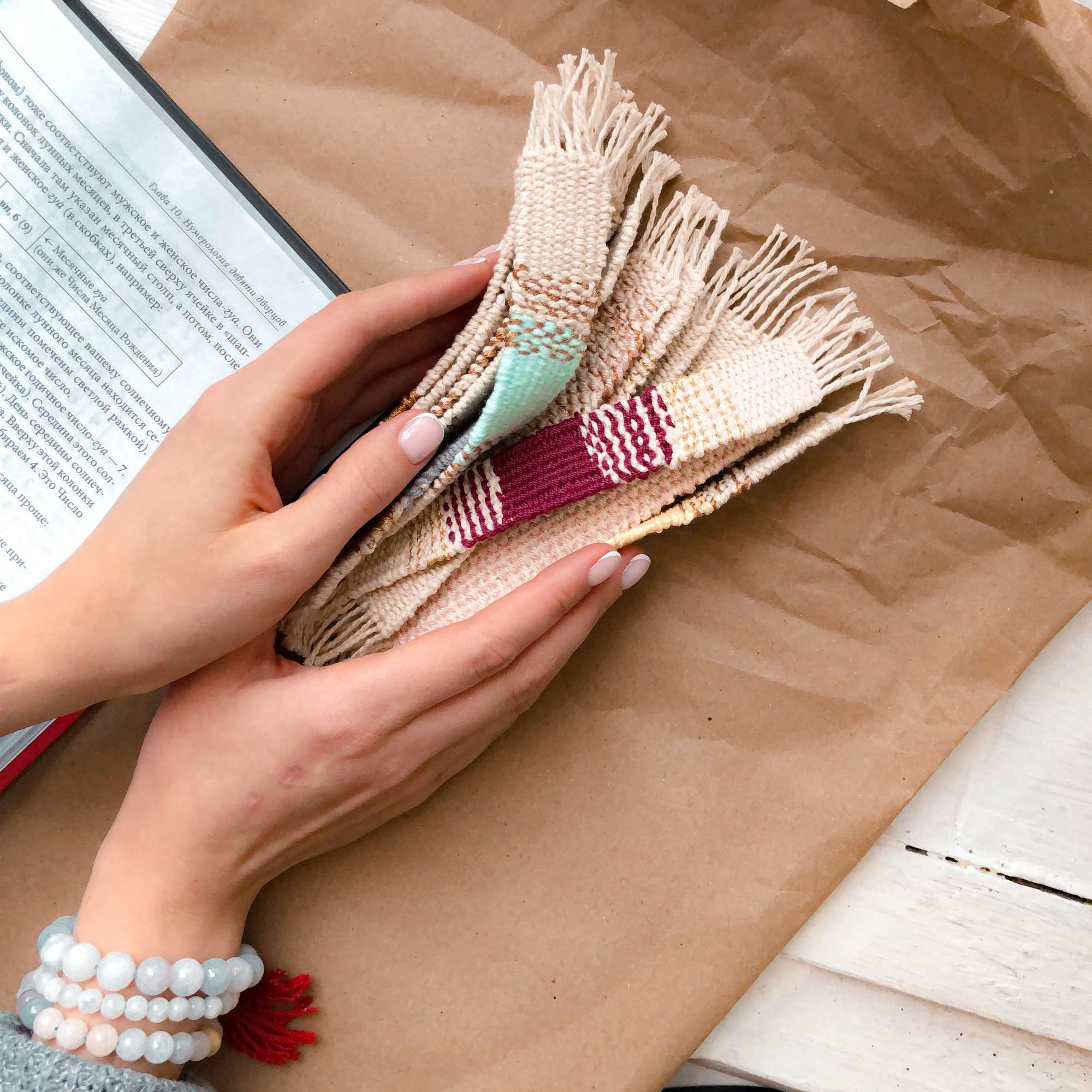 Собрать свой набор тканых закладок для книг