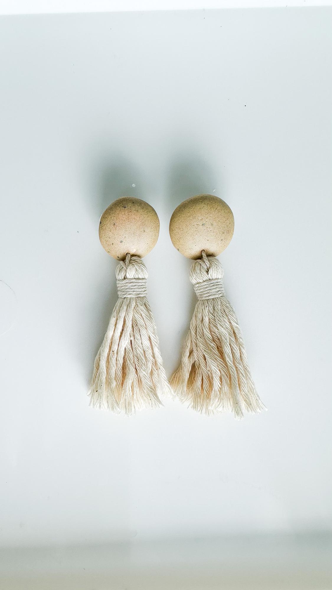 Серьги-кисти с керамической бусиной Бежевые