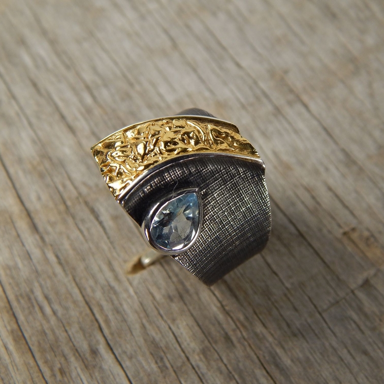 Серебряное кольцо с топазом