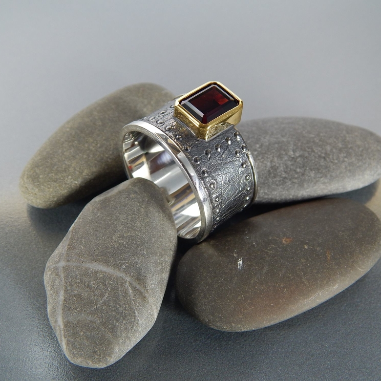 Серебряное кольцо с гранатом мужское
