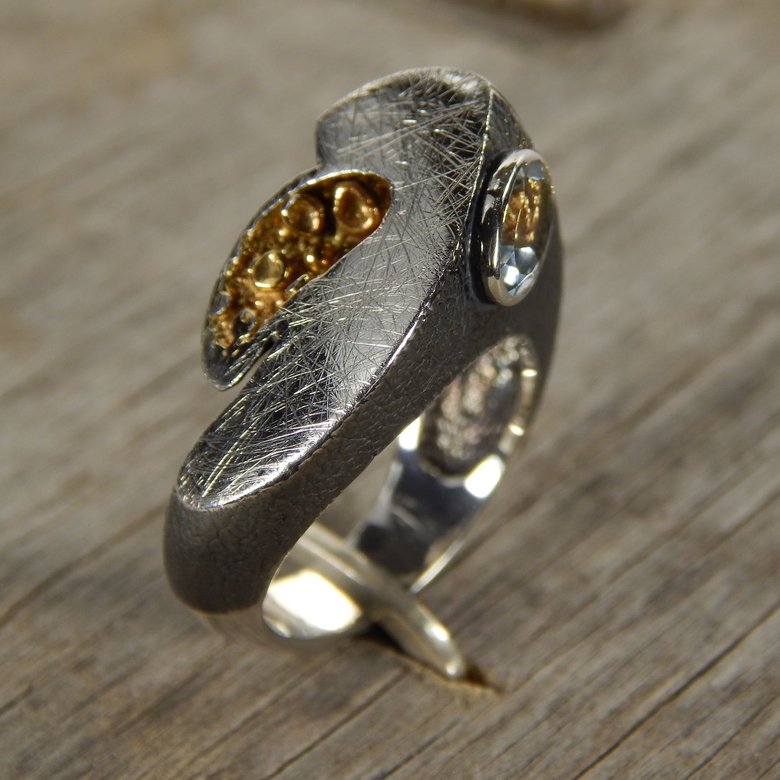 Серебряное кольцо с топазом.