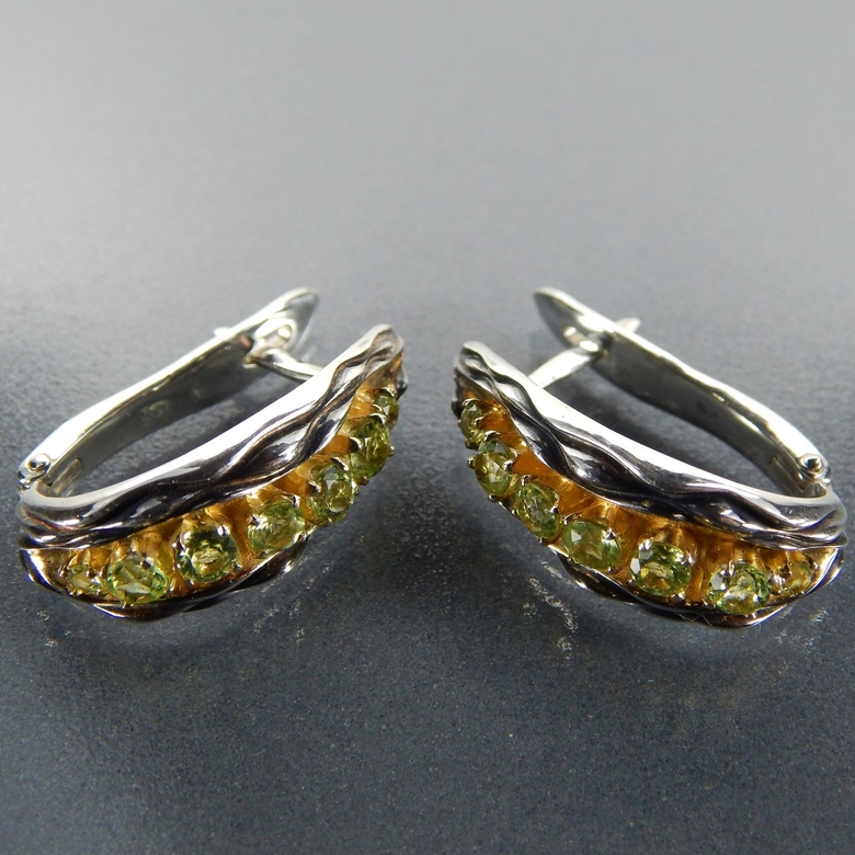 Серьги с хризолитом.