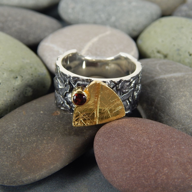 Серебряное кольцо Парус  гранатом.