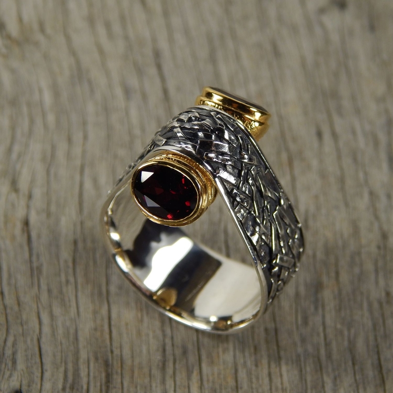 Мужское кольцо с гранатами.