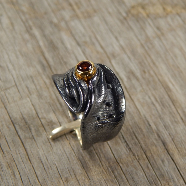 Серебряное кольцо с гранатом