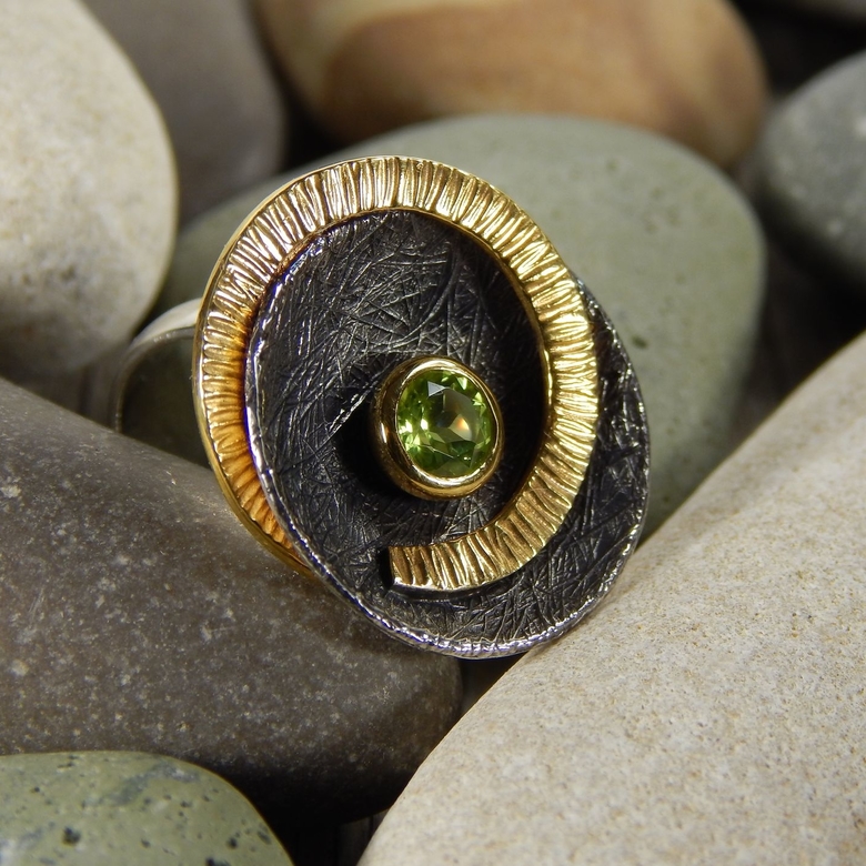 Серебряное кольцо с хризолитом