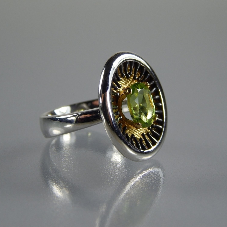 Серебряное кольцо с хризолитом