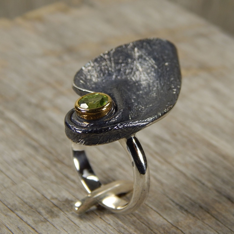 Серебряное кольцо с хризолитом