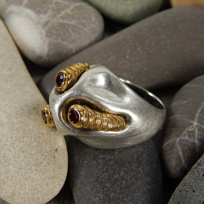Серебряное кольцо с гранатами