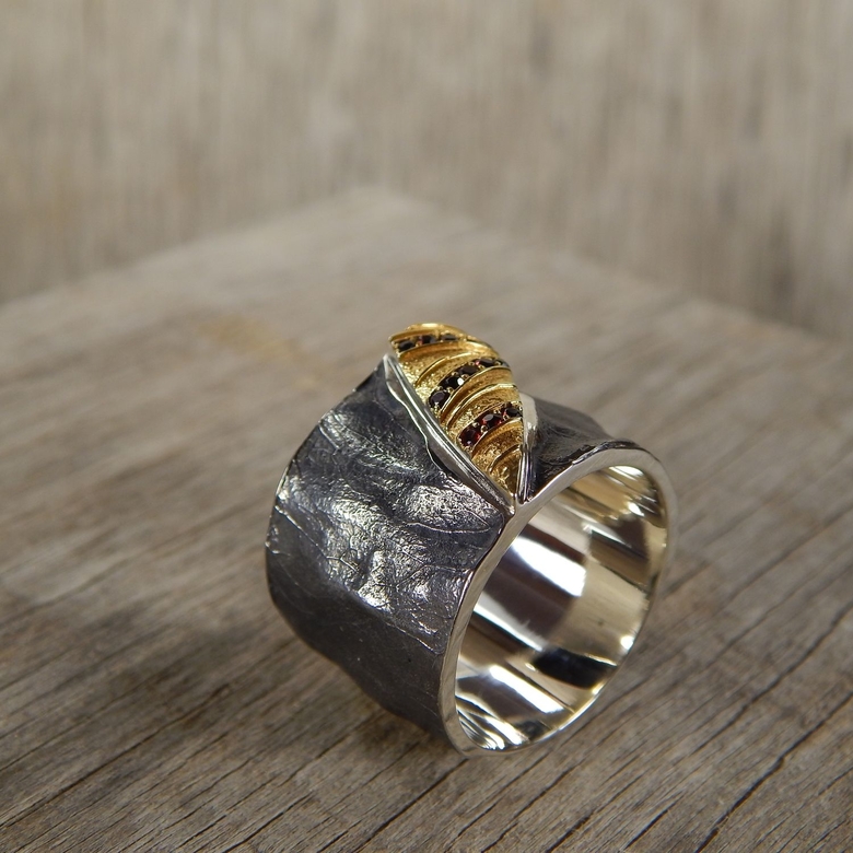 Серебряное кольцо с гранатами