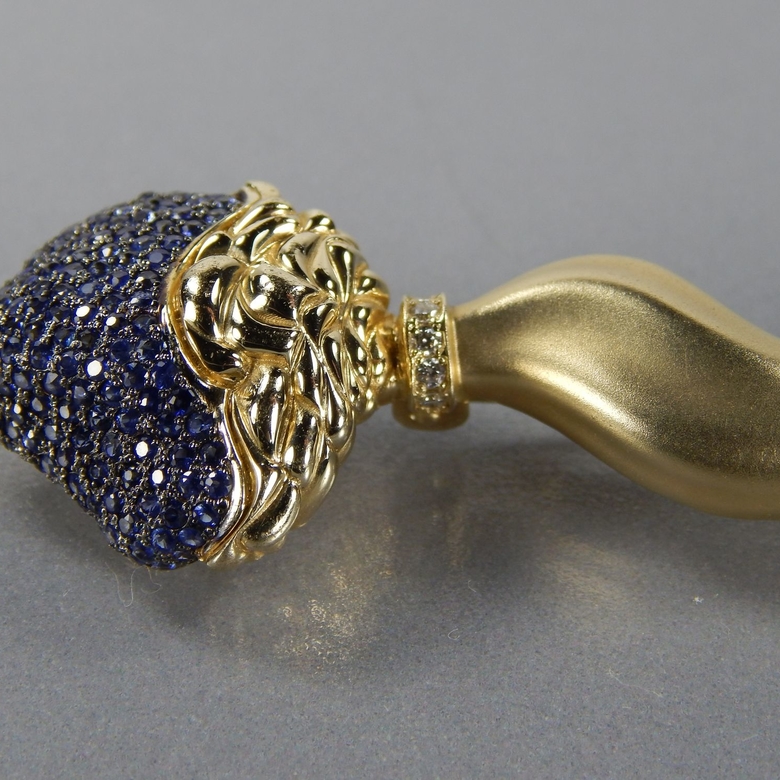 Золотая брошь с сапфирами