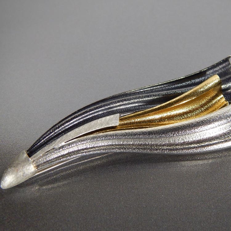 Серебряная брошь