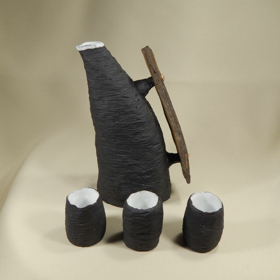 Графин черный.