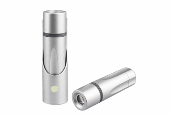 Фонарик гостиничного типа работает от батареек