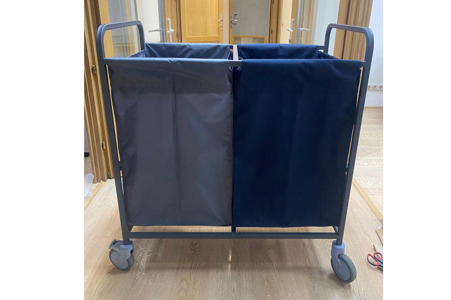 Тележка для белья с двумя мешками. Размер 60*95*104