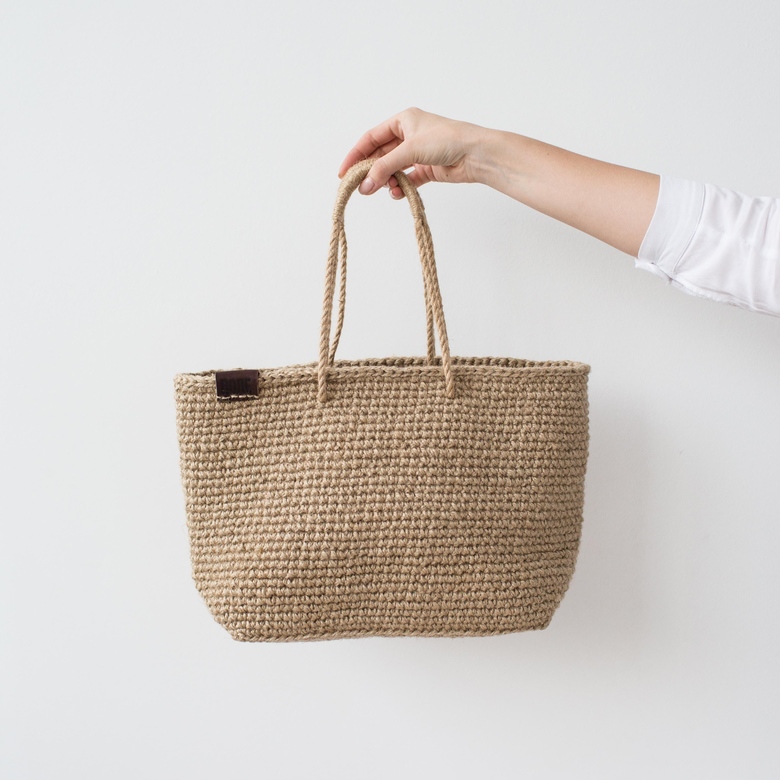 Сумка с длинными плетеными ручками