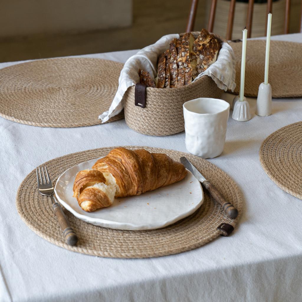 Набор из больших круглых плетеных  салфеток на стол