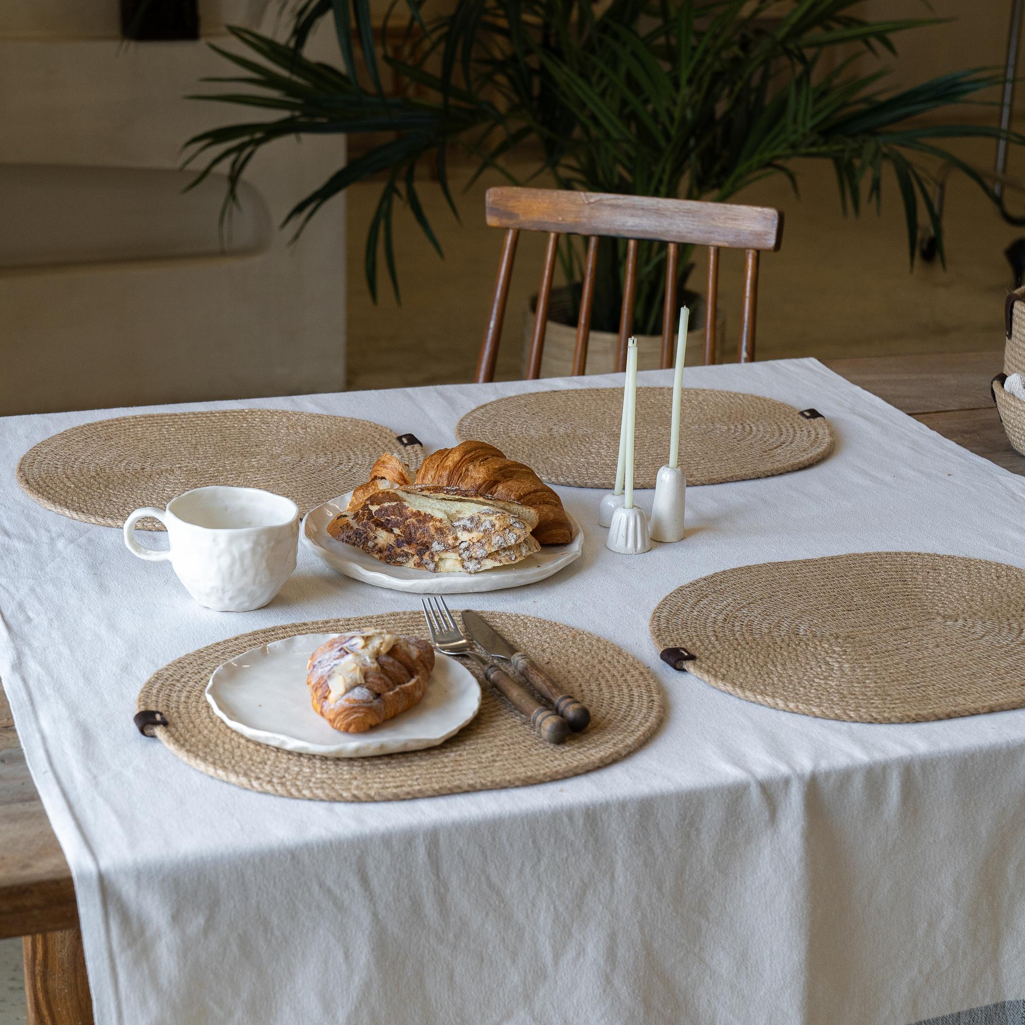 Набор из овальных плетеных салфеток на стол