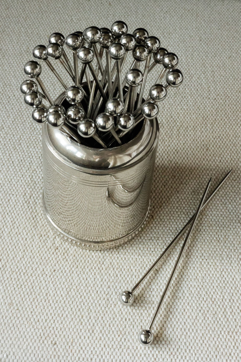 Подставка с набором шпажек