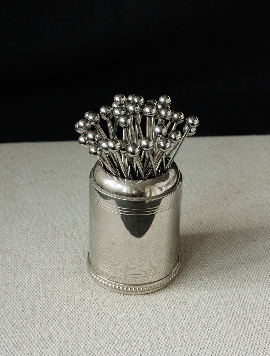 Подставка с набором шпажек