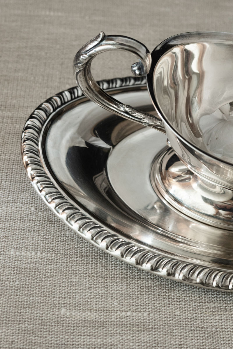 Соусник на подносе