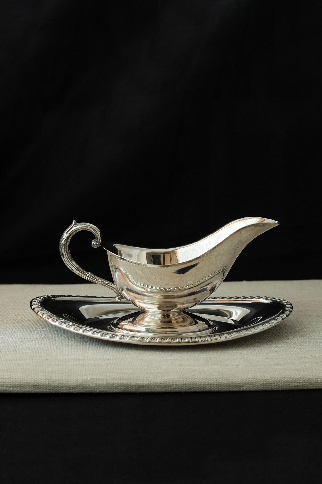 Соусник на подносе