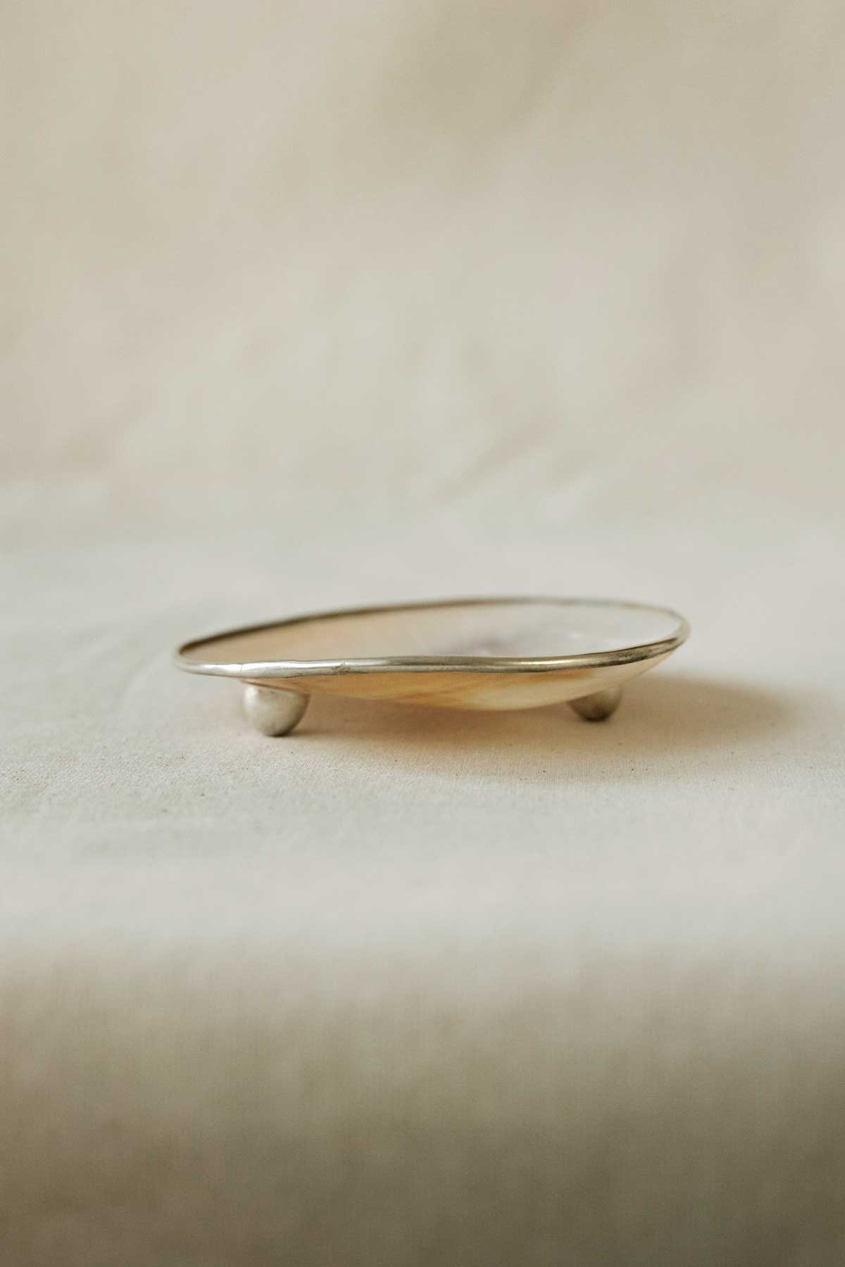 Тарелочка на ножках из ракушки