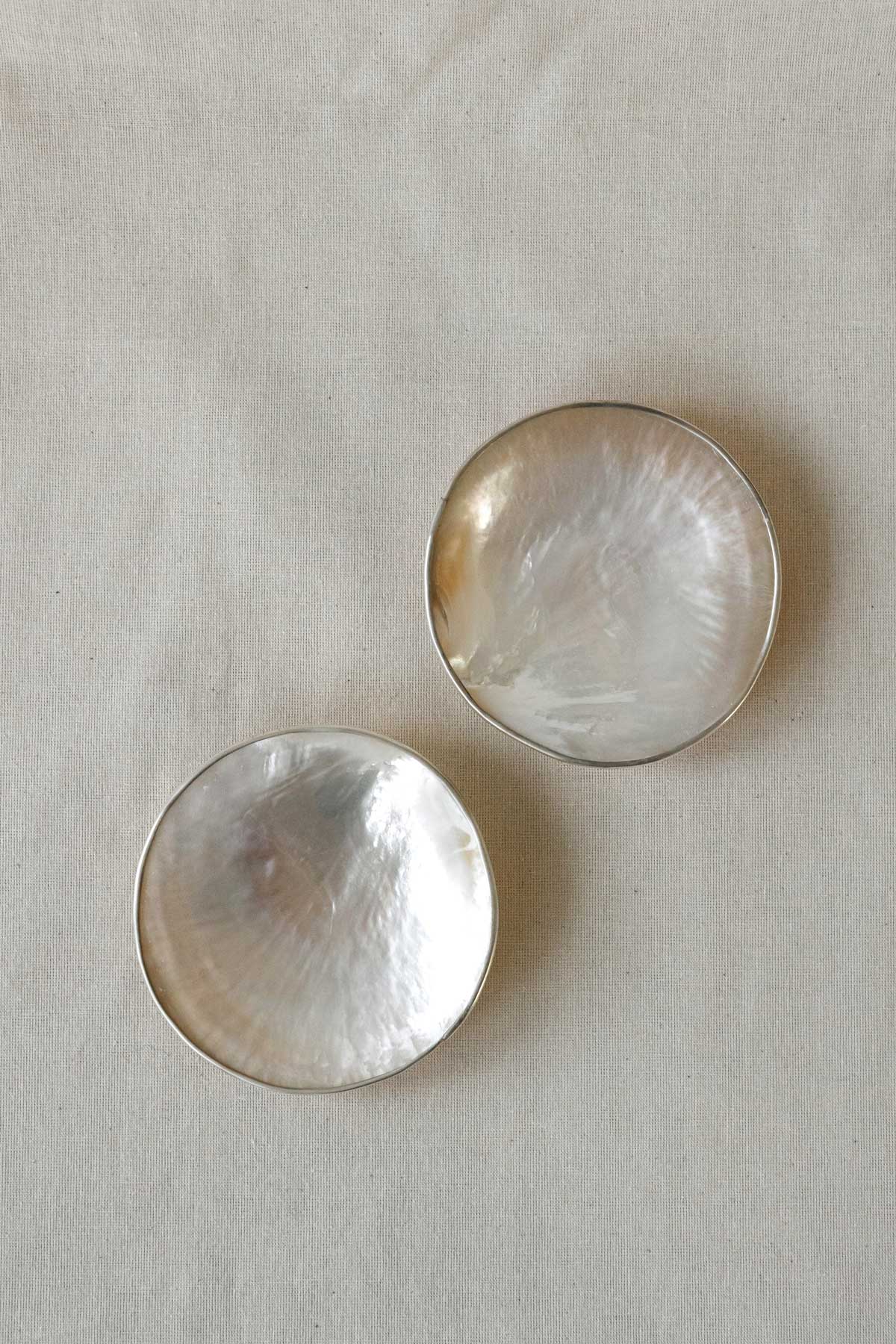 Тарелочка на ножках из ракушки