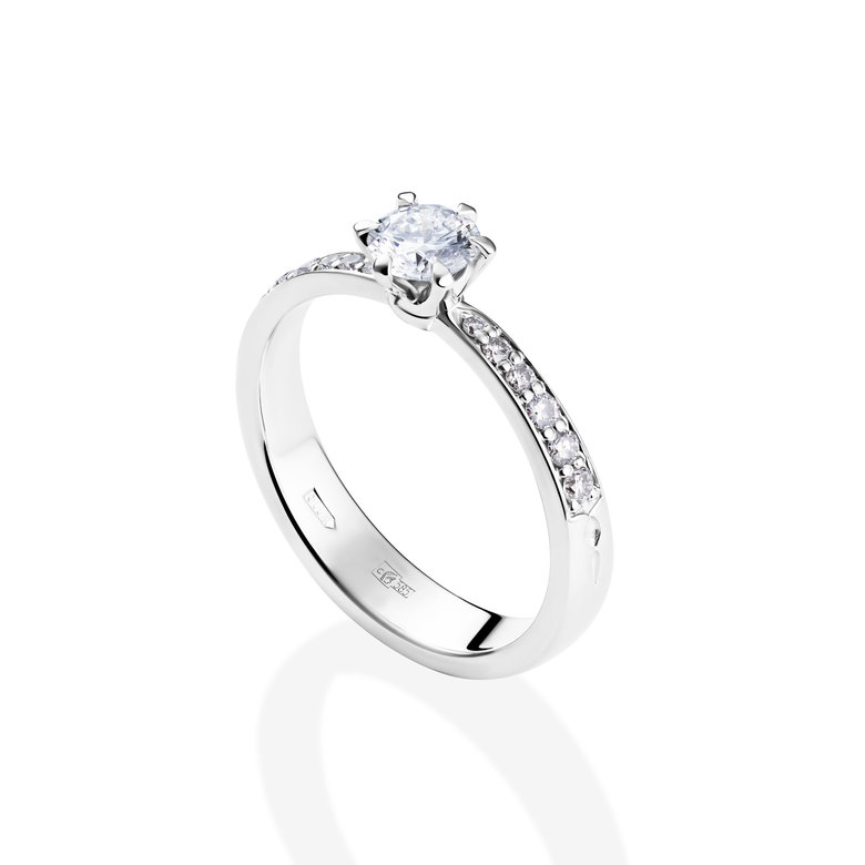 Помолвочное кольцо с центральным бриллиантом и "дорожкой"