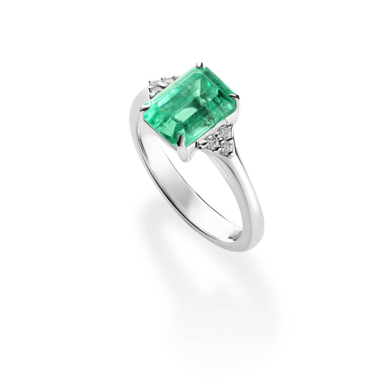 Помолвочное кольцо с изумрудом и бриллиантами