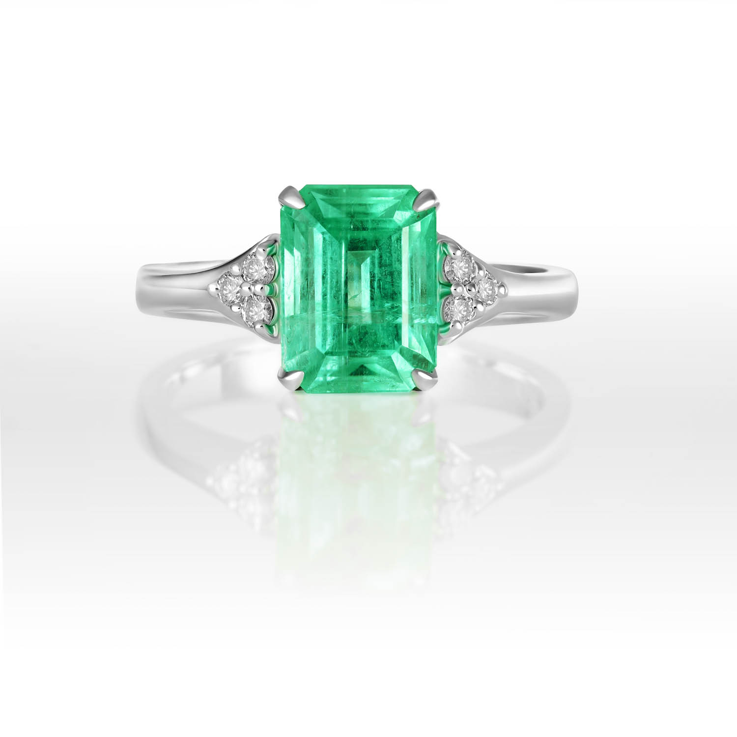 Помолвочное кольцо с изумрудом и бриллиантами