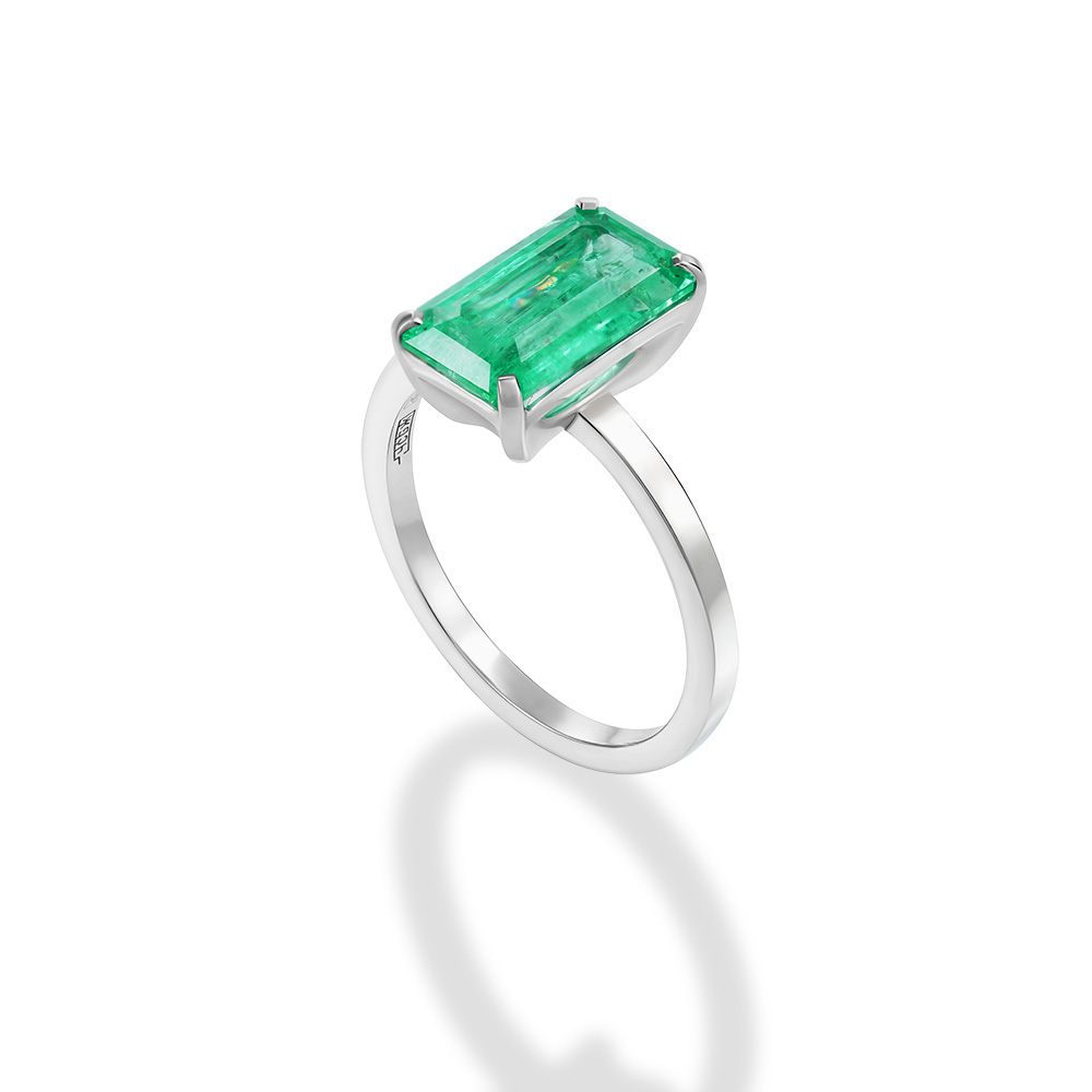 Кольцо с изумрудом огранки октагон