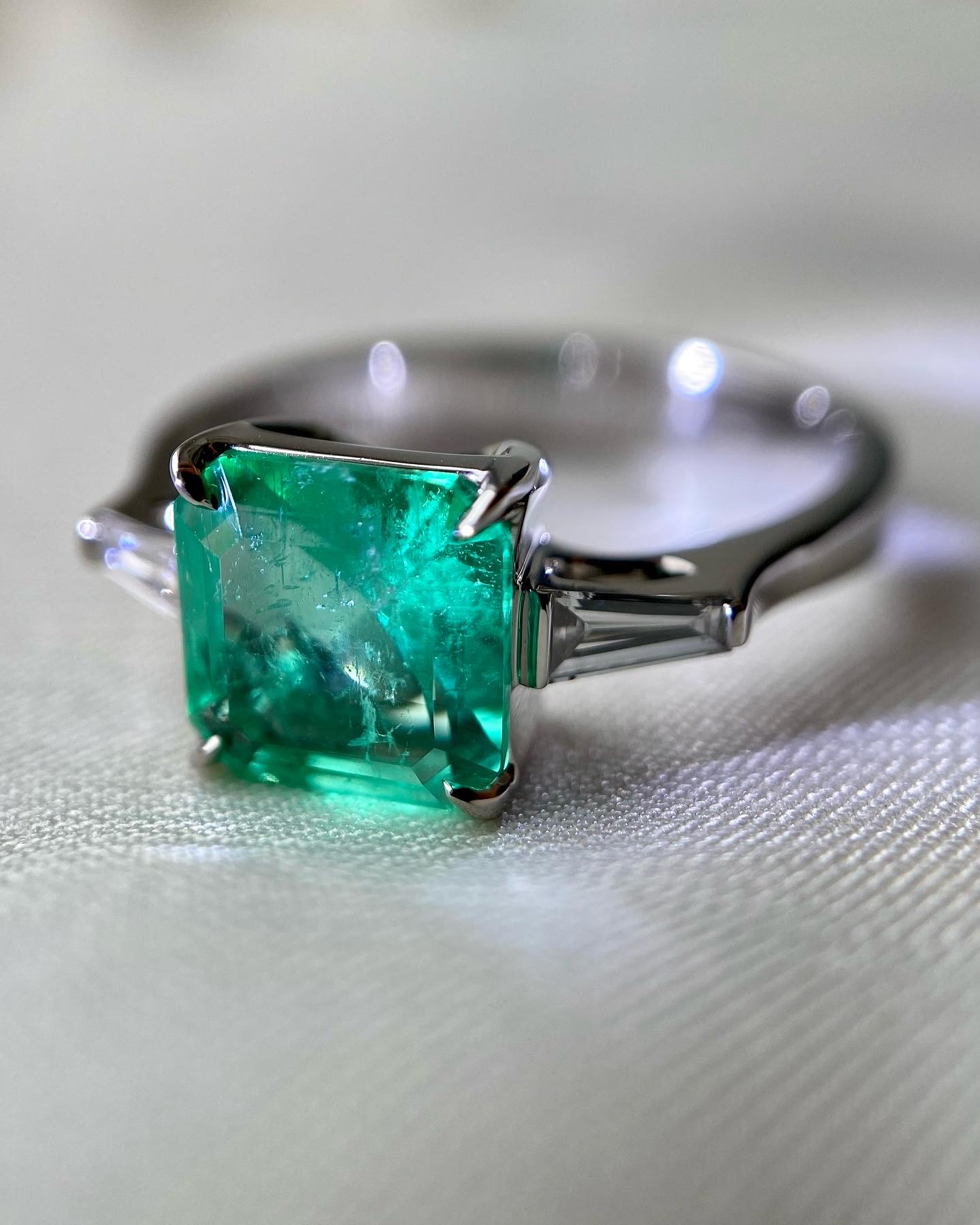 Кольцо с изумрудом 1,46 кт и бриллиантами в огранке трапеция