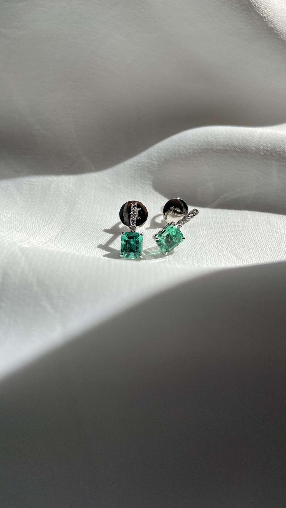 Серьги с изумрудами с бриллиантовой дорожкой