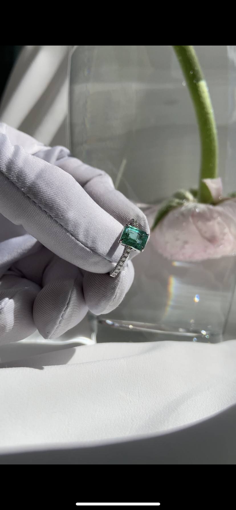 Кольцо с изумрудом и дорожкой из бриллиантов