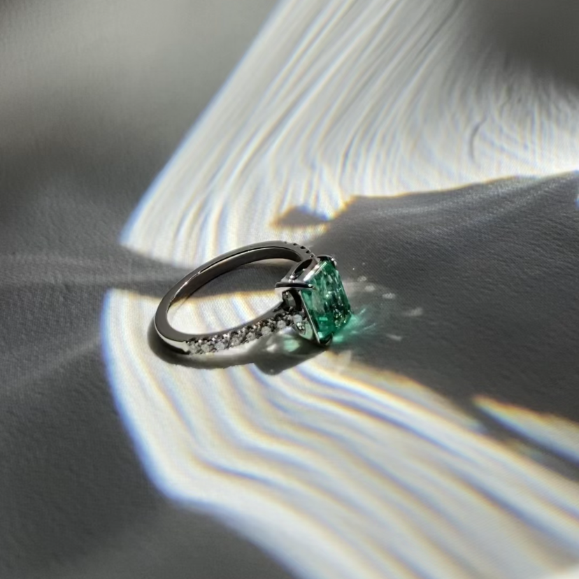 Кольцо с изумрудом и дорожкой из бриллиантов