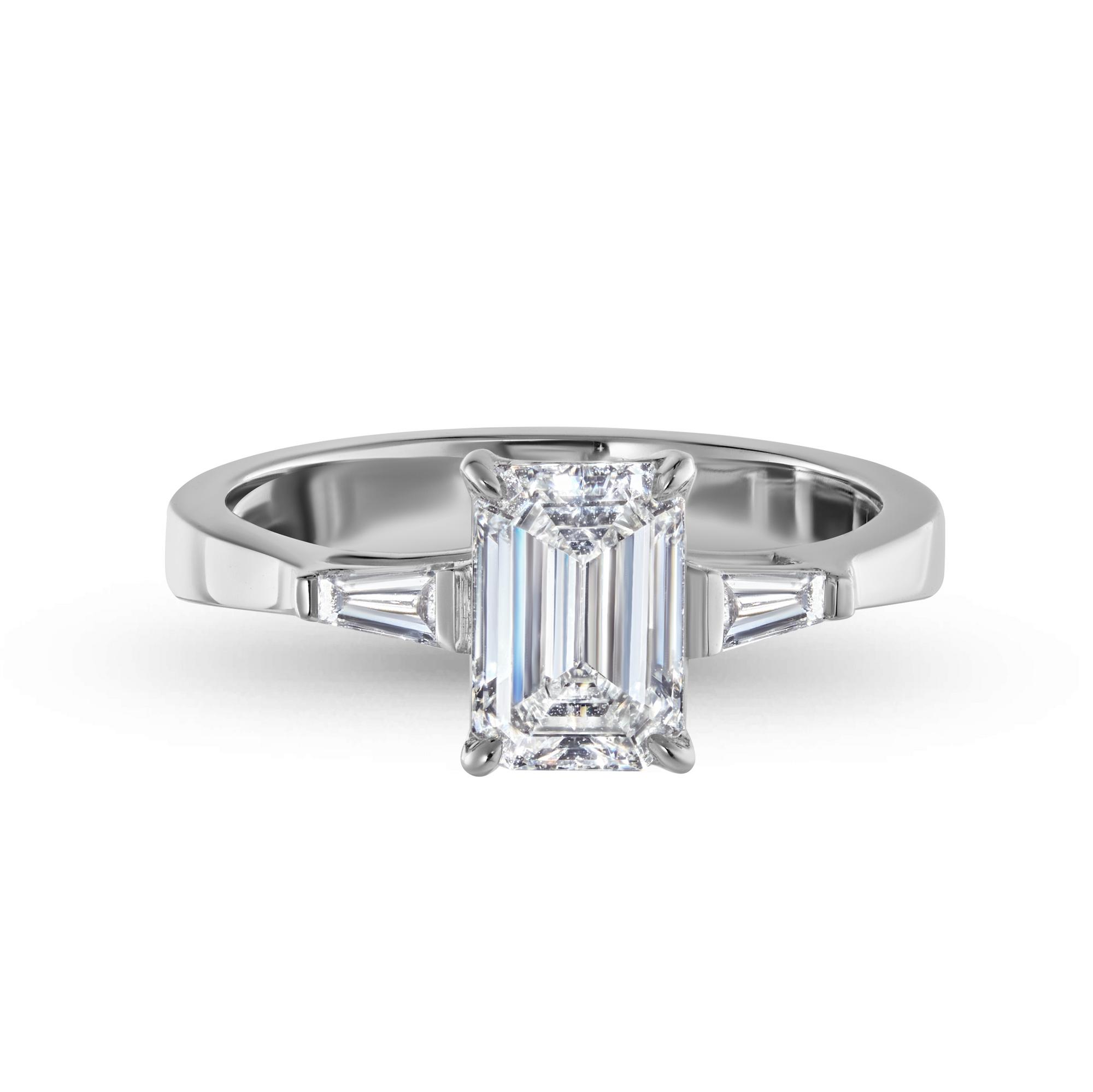 Кольцо с бриллиантом октагон и боковыми тапер-багетами (платина)