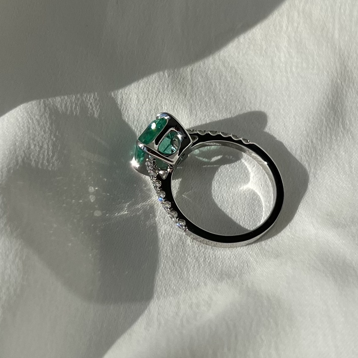 Кольцо с квадратным изумрудом и дорожкой из бриллиантов