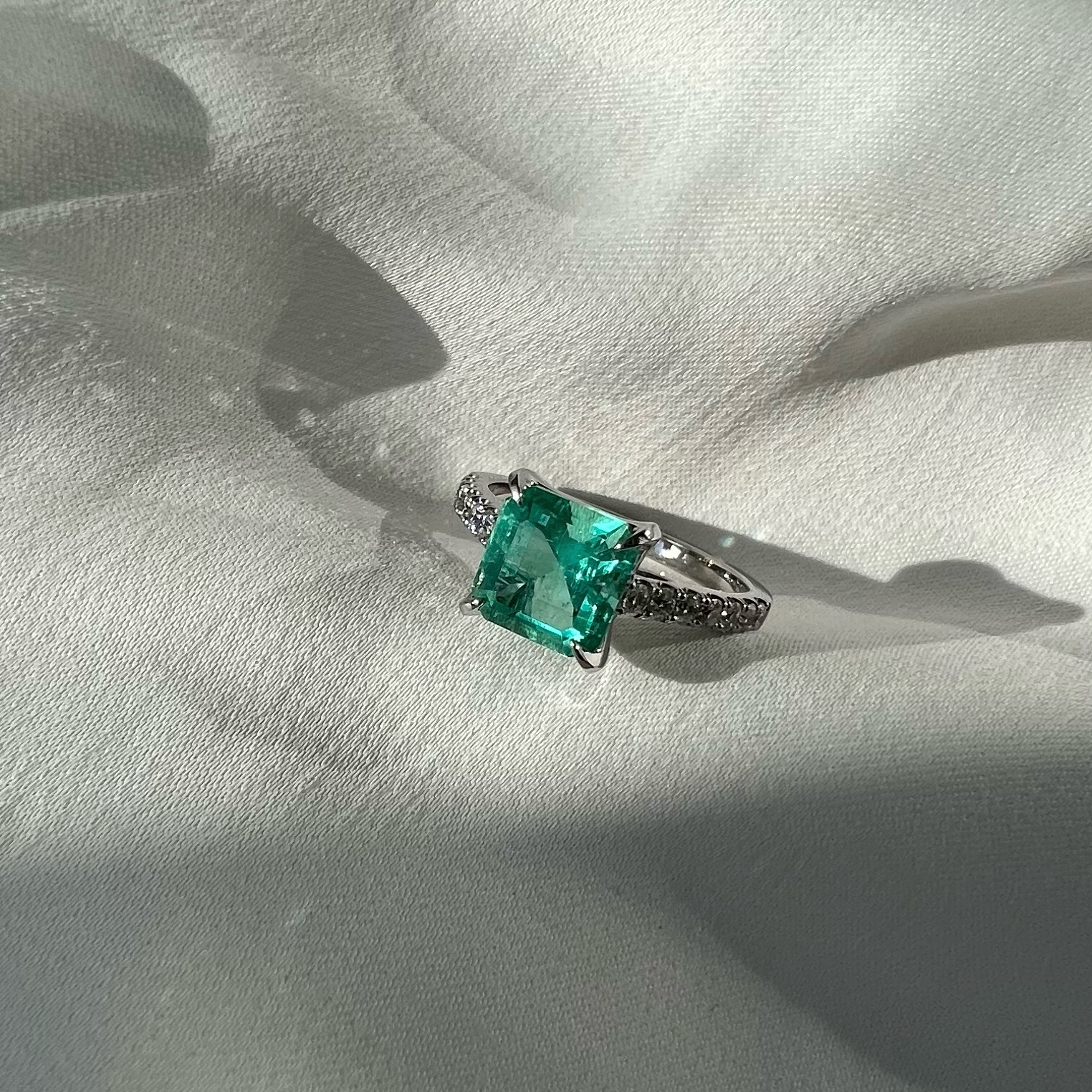 Кольцо с квадратным изумрудом и дорожкой из бриллиантов