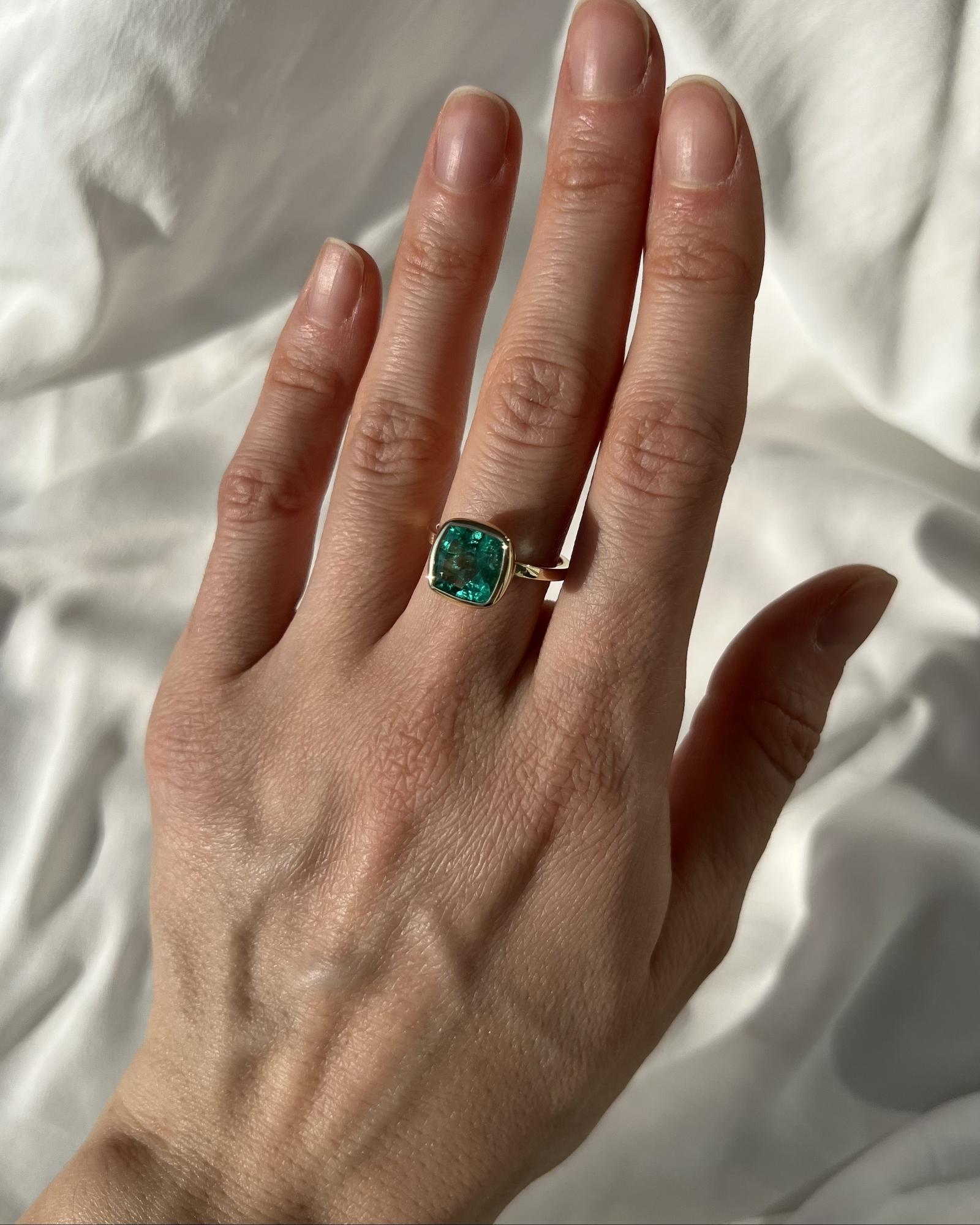 Кольцо с изумрудом с полуглухой закрепкой камня