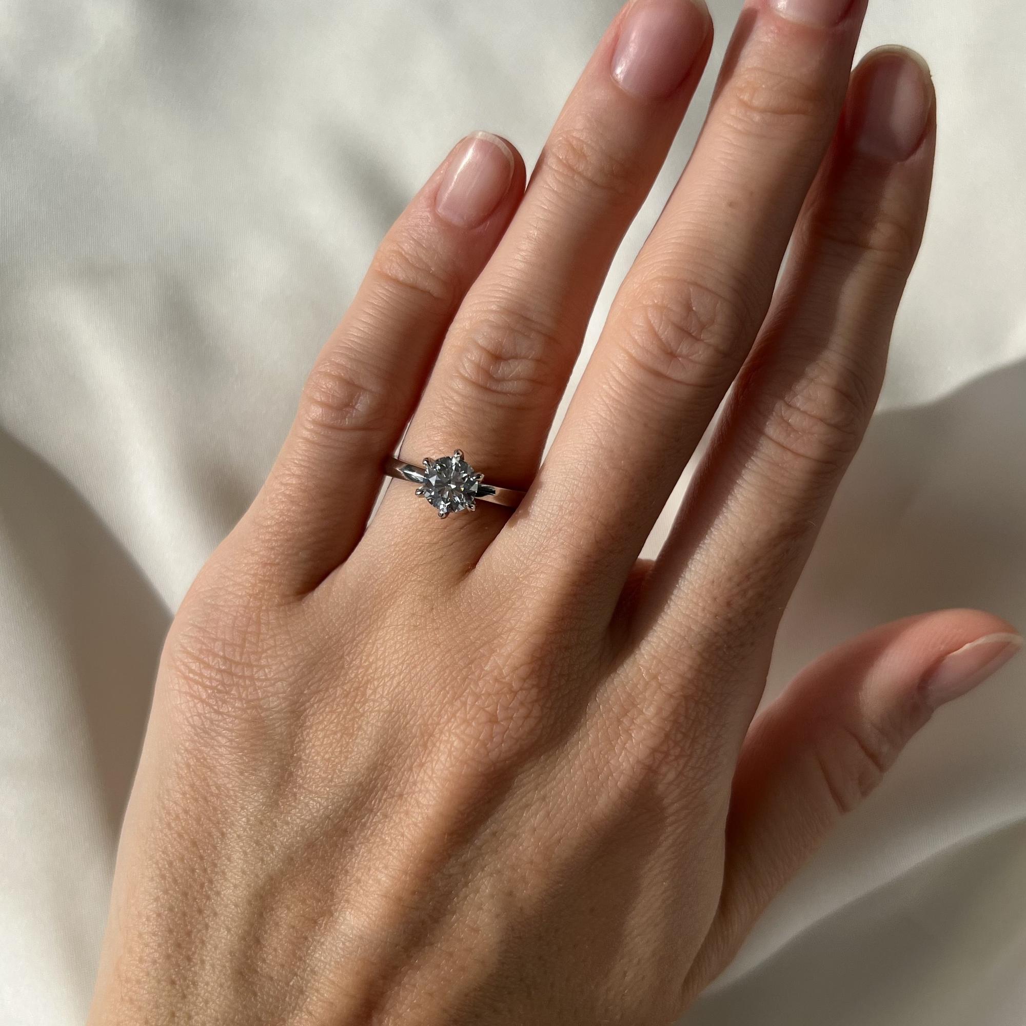 Кольцо с бриллиантом огранки круг 1 карат