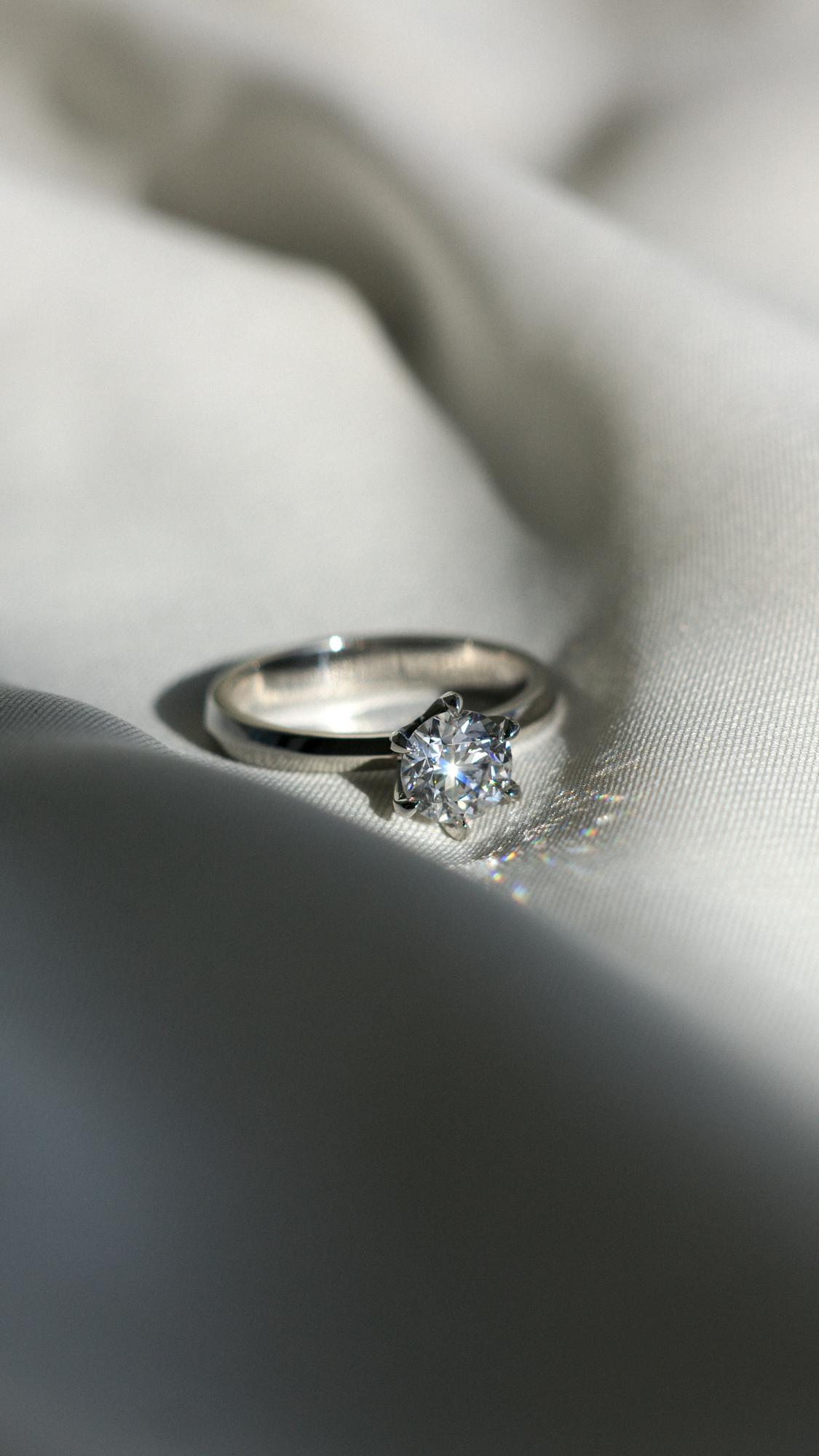 Кольцо с бриллиантом огранки круг 1 карат